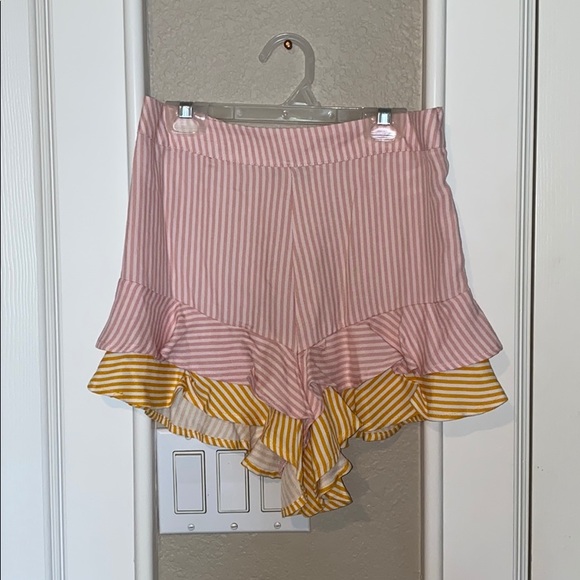 🌟Last Day on Posh🌟 Striped Ruffled Shorts - Picture 2 of 4
